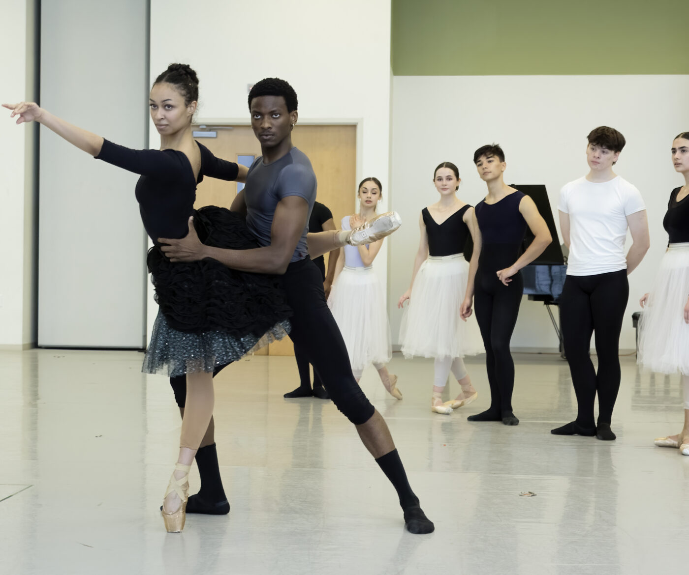 Rachel Zinman, Ícaro Queiros and AB2 Dancers. Photo by Kim Kenney.